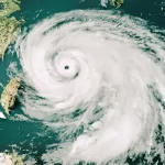 Vue satellite d’un cyclone tropical près de Taïwan, illustrant les capacités des prévisions météo IA