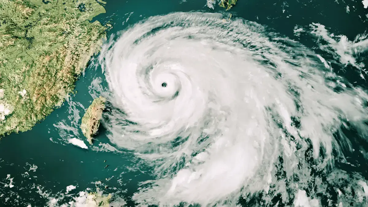 Vue satellite d’un cyclone tropical près de Taïwan, illustrant les capacités des prévisions météo IA