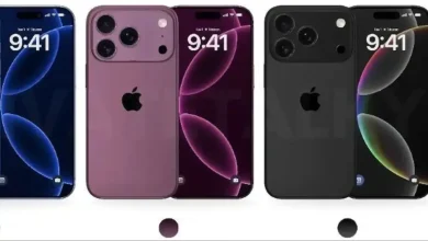 Trois modèles de la gamme iPhone 17 affichés de face et de dos, en bleu, violet et noir, avec triple caméra arrière sur les versions Pro.