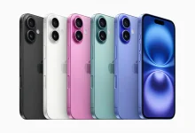Gamme d’iPhone exposée en cinq coloris, illustrant les modèles récents conçus par Apple et assemblés en Asie.