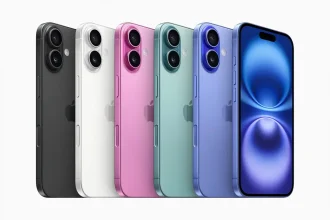 Gamme d’iPhone exposée en cinq coloris, illustrant les modèles récents conçus par Apple et assemblés en Asie.