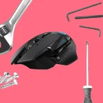 Souris Logitech noire entourée d’outils de réparation sur fond rose