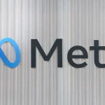 Logo de Meta sur fond mural, illustrant l'identité visuelle de l'entreprise