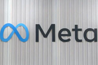 Logo de Meta sur fond mural, illustrant l'identité visuelle de l'entreprise