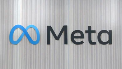 Logo de Meta sur fond mural, illustrant l'identité visuelle de l'entreprise