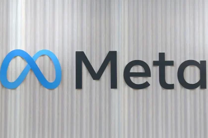 Logo de Meta sur fond mural, illustrant l'identité visuelle de l'entreprise