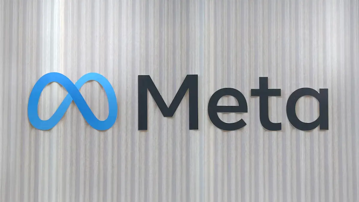 Logo de Meta sur fond mural, illustrant l'identité visuelle de l'entreprise