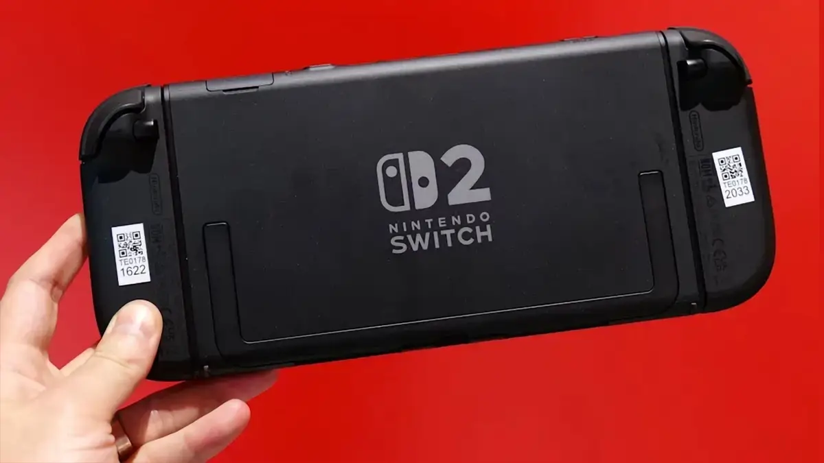 Console Nintendo Switch 2 noire vue de dos avec logo central visible, tenue en main