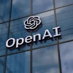 Façade vitrée d’un immeuble avec le logo d’OpenAI en lettres blanches