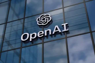 Façade vitrée d’un immeuble avec le logo d’OpenAI en lettres blanches