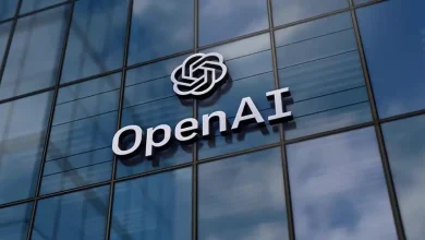 Façade vitrée d’un immeuble avec le logo d’OpenAI en lettres blanches