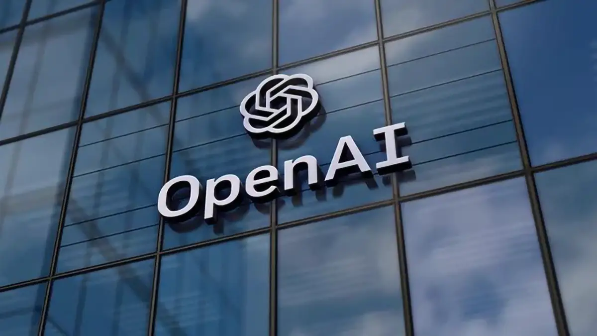 Façade vitrée d’un immeuble avec le logo d’OpenAI en lettres blanches