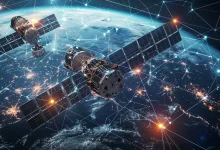 Deux satellites de communication en orbite terrestre illustrant le maillage global du réseau Starlink.