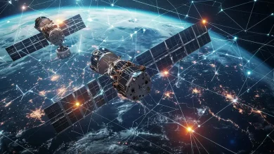 Deux satellites de communication en orbite terrestre illustrant le maillage global du réseau Starlink.