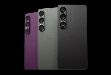 Trois Sony Xperia 1 VII de dos, alignés en violet, vert et noir, avec triple capteur Zeiss en colonne
