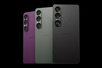 Trois Sony Xperia 1 VII de dos, alignés en violet, vert et noir, avec triple capteur Zeiss en colonne