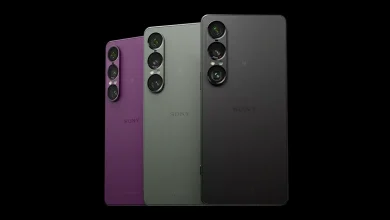 Trois Sony Xperia 1 VII de dos, alignés en violet, vert et noir, avec triple capteur Zeiss en colonne