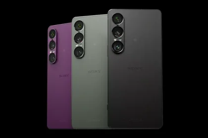 Trois Sony Xperia 1 VII de dos, alignés en violet, vert et noir, avec triple capteur Zeiss en colonne