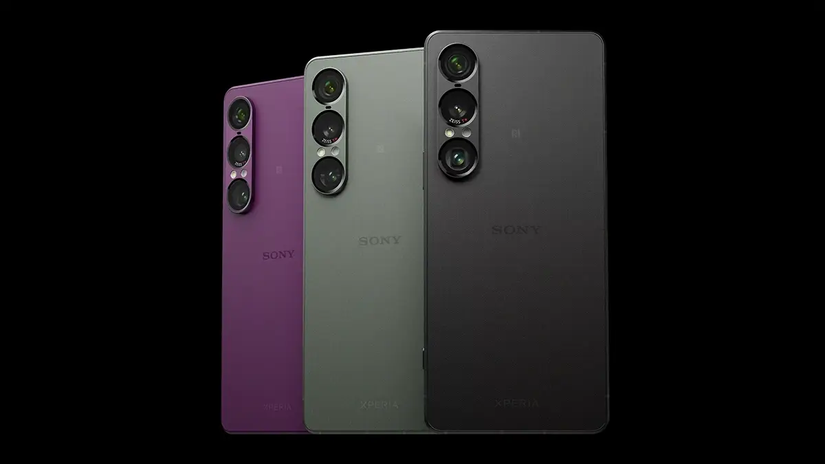 Trois Sony Xperia 1 VII de dos, alignés en violet, vert et noir, avec triple capteur Zeiss en colonne