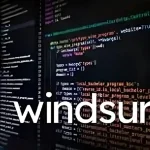 Écran montrant du code informatique accompagné du logo Windsurf, illustrant ses nouveaux modèles d’intelligence artificielle pour développeurs.