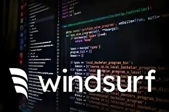 Écran montrant du code informatique accompagné du logo Windsurf, illustrant ses nouveaux modèles d’intelligence artificielle pour développeurs.