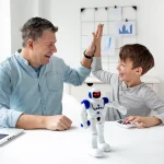 Un père et son fils sourient et se donnent un high five devant un robot interactif, symbole des nouveaux cadeaux fête des pères inspirés par l’intelligence artificielle.