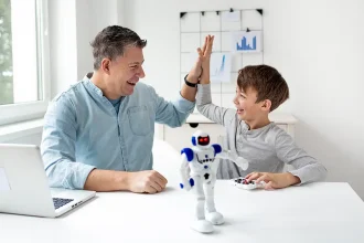 Un père et son fils sourient et se donnent un high five devant un robot interactif, symbole des nouveaux cadeaux fête des pères inspirés par l’intelligence artificielle.