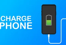 Smartphone en cours de chargement, branché à une prise USB sur fond bleu