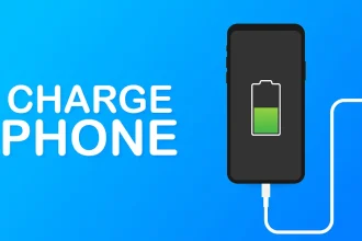 Smartphone en cours de chargement, branché à une prise USB sur fond bleu
