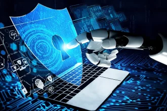 Bras robotique interagissant avec un écran de cybersécurité sur un ordinateur portable