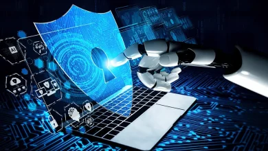 Bras robotique interagissant avec un écran de cybersécurité sur un ordinateur portable