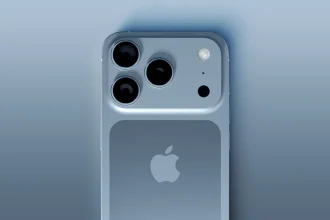 Gros plan sur l’iPhone 17 Pro en finition bleu ciel, montrant son nouveau bloc caméra rectangulaire à trois objectifs.