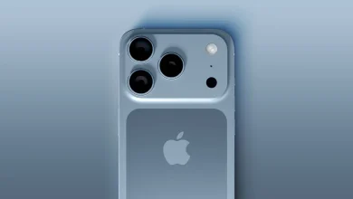 Gros plan sur l’iPhone 17 Pro en finition bleu ciel, montrant son nouveau bloc caméra rectangulaire à trois objectifs.