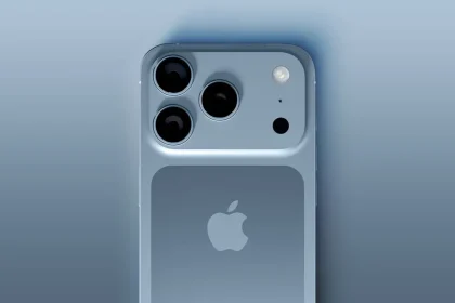 Gros plan sur l’iPhone 17 Pro en finition bleu ciel, montrant son nouveau bloc caméra rectangulaire à trois objectifs.