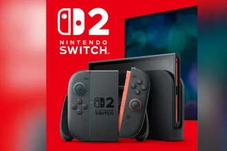 Console Nintendo Switch 2 noire avec Joy-Con et station d’accueil, présentée sur fond rouge aux couleurs de la marque.