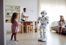 Un robot humanoïde interactif fait face à une fillette dans un salon, sous le regard d’un adulte et d’une autre enfant.