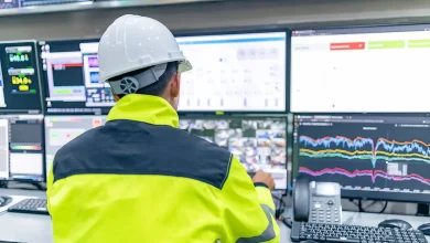 Technicien surveillant en temps réel la consommation énergétique sur plusieurs écrans dans une salle de contrôle