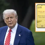 Donald Trump en extérieur avec, en encart, le T1 Phone doré affichant le slogan Make America Great Again