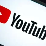 Logo YouTube affiché en grand sur un écran, illustrant la nouvelle politique contre les bloqueurs de publicités