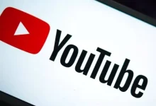 Logo YouTube affiché en grand sur un écran, illustrant la nouvelle politique contre les bloqueurs de publicités