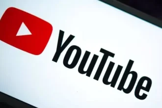 Logo YouTube affiché en grand sur un écran, illustrant la nouvelle politique contre les bloqueurs de publicités