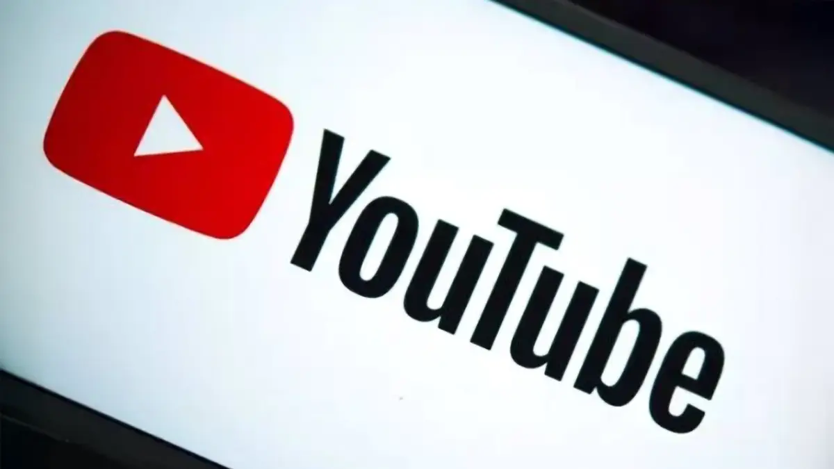 Logo YouTube affiché en grand sur un écran, illustrant la nouvelle politique contre les bloqueurs de publicités