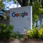 Logo Google sur une enseigne extérieure, entourée d’arbres et de verdure, illustrant le consentement numérique.