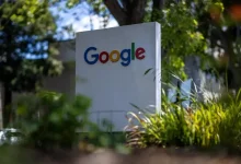 Logo Google sur une enseigne extérieure, entourée d’arbres et de verdure, illustrant le consentement numérique.