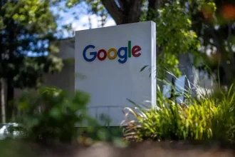 Logo Google sur une enseigne extérieure, entourée d’arbres et de verdure, illustrant le consentement numérique.
