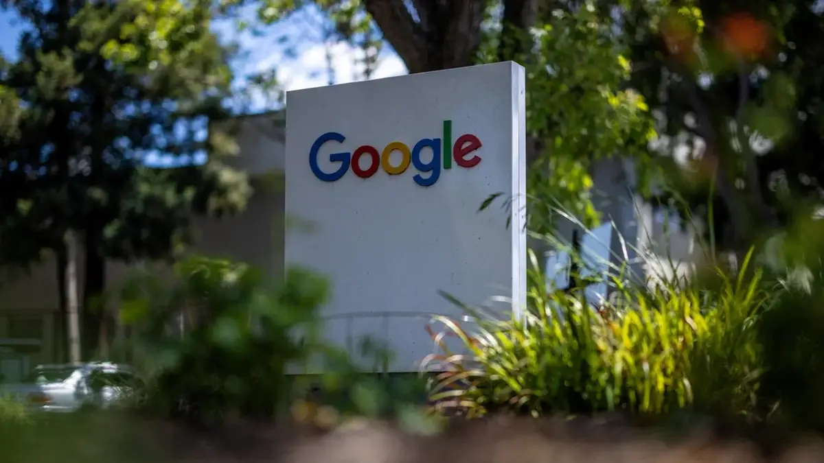 Logo Google sur une enseigne extérieure, entourée d’arbres et de verdure, illustrant le consentement numérique.