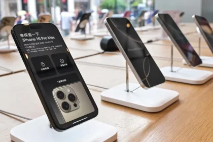 iPhone 16 Pro Max exposé en boutique, écran allumé affichant prix et détails techniques