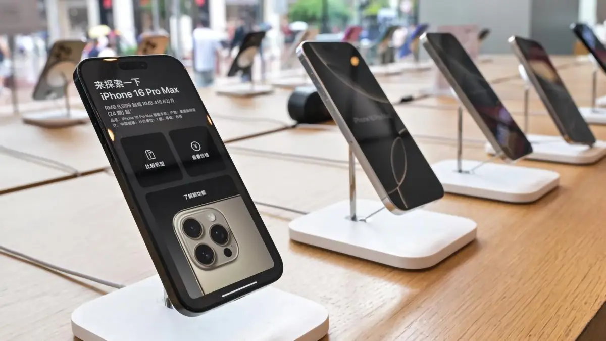 iPhone 16 Pro Max exposé en boutique, écran allumé affichant prix et détails techniques