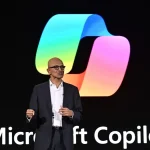 Le dirigeant de Microsoft sur scène, devant le logo coloré de Copilot, annonce de nouvelles orientations.