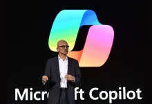 Le dirigeant de Microsoft sur scène, devant le logo coloré de Copilot, annonce de nouvelles orientations.